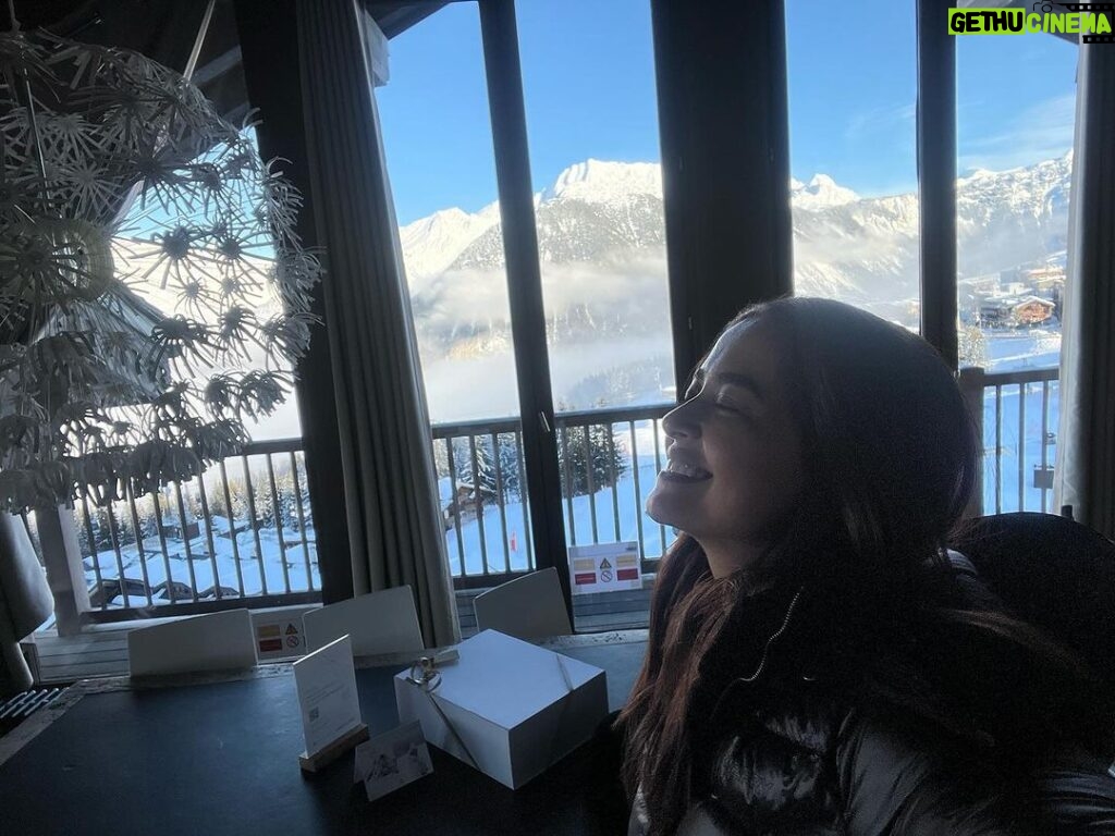 Surveen Chawla Instagram - The joy of coming back home ; or what feels like home! Strange that the second time over in two consecutive years feels nothing short of the feeling of visiting the very first time. That time which indeed is special anyway, every year.. #courchevel1850 ❄️⛷️⛄️🇫🇷