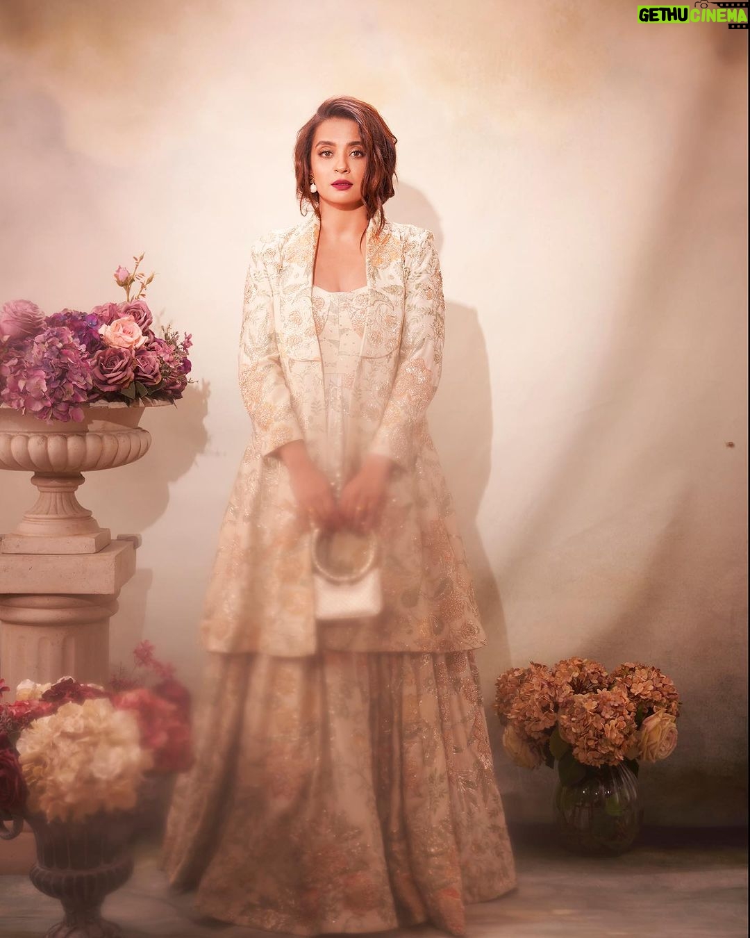 Surveen Chawla Instagram - Lost in the dream of an era π₯ Makeup by @niccky_rajaani Hair by @aliyashaik28 Wearing @paulmiandharsh Earrings @varnikaaroraofficial Rings @misho_designs Bag @potlighar Styled by @shreejarajgopal πΈ @tejasnerurkarr