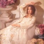 Surveen Chawla Instagram - Lost in the dream of an era 🥀 Makeup by @niccky_rajaani Hair by @aliyashaik28 Wearing @paulmiandharsh Earrings @varnikaaroraofficial Rings @misho_designs Bag @potlighar Styled by @shreejarajgopal 📸 @tejasnerurkarr