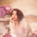 Surveen Chawla Instagram - Lost in the dream of an era 🥀 Makeup by @niccky_rajaani Hair by @aliyashaik28 Wearing @paulmiandharsh Earrings @varnikaaroraofficial Rings @misho_designs Bag @potlighar Styled by @shreejarajgopal 📸 @tejasnerurkarr
