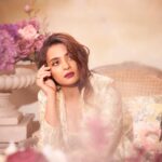 Surveen Chawla Instagram - Lost in the dream of an era 🥀 Makeup by @niccky_rajaani Hair by @aliyashaik28 Wearing @paulmiandharsh Earrings @varnikaaroraofficial Rings @misho_designs Bag @potlighar Styled by @shreejarajgopal 📸 @tejasnerurkarr