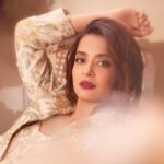 Surveen Chawla Instagram - Lost in the dream of an era 🥀 Makeup by @niccky_rajaani Hair by @aliyashaik28 Wearing @paulmiandharsh Earrings @varnikaaroraofficial Rings @misho_designs Bag @potlighar Styled by @shreejarajgopal 📸 @tejasnerurkarr