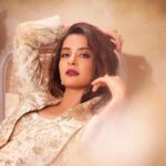 Surveen Chawla Instagram - Lost in the dream of an era 🥀 Makeup by @niccky_rajaani Hair by @aliyashaik28 Wearing @paulmiandharsh Earrings @varnikaaroraofficial Rings @misho_designs Bag @potlighar Styled by @shreejarajgopal 📸 @tejasnerurkarr