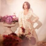 Surveen Chawla Instagram - Lost in the dream of an era 🥀 Makeup by @niccky_rajaani Hair by @aliyashaik28 Wearing @paulmiandharsh Earrings @varnikaaroraofficial Rings @misho_designs Bag @potlighar Styled by @shreejarajgopal 📸 @tejasnerurkarr
