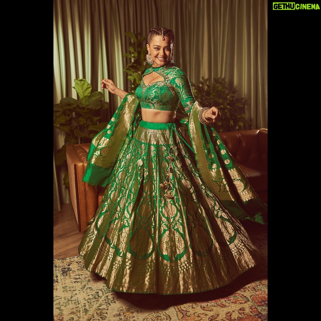 Surveen Chawla Instagram - दुआ लफ़्ज़ों से नहीं, दिल के इरादों से की जाती है, ख़ुशी ढूंढने से नहीं, ख़ुश रहने से यूंही मिल जाती है। आप सब ख़ुश रहें, दिल तो बस यही चाहता है। एहसास ये हम जैसे ख़ुश नसीबों को ही मिल पाता है।💚 Makeup by @sabakhanmakeup Hair by @gohar__shaikh Outfit - @warpnweftbysagrikarai Earrings - @avsajewels Kadas - @silverstreakstore @aquamarine_jewellery @rubans.in Mangtikka: @swabhimannjewellery Ring - @aquamarine_jewellery Styled by - @sukritigrover Styling team - @harshitadaga01 @vanigupta.23 📸 @lisadsouza
