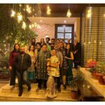 Surveen Chawla Instagram - Parivar aur dher saara pyaar ❤️ Happy Deepawali 🪔