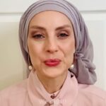 Susan Carland Instagram – One of the things I look back on in my life with the most gratitude are the times people went out of their way to help me, for no benefit to them, because in their past, someone had helped them in the same way. A kind of beautiful, generous relay race. 
.
I try to help people out in the areas I’ve benefited from the input of others too, like when I tell people about great restaurants or cool TV shows or new chip flavours. Meaningful stuff like that. 
.
But you want to know the most meaningful, generous, and more life-changing-than-a-new-chip-recommendation thing you can do for someone else right now? Because you benefited from it, and you can’t pay it back, but you CAN pay it forward? 
.
Donate $5 and cover the full double COVID vaccination of someone overseas in a low-income country that’s really struggling to get its COVID vaccinations where they need to be. Like Syria, where only 2.8% of the population is vaccinated. In Uganda, it’s 0.9%. Friends, let that sink in: 0.9%
.
You and I? We got our vax for free and we get to live with all the safety and benefit of the really high vax rate in Australia. That disparity isn’t fair, but we can help change it. Next time you’re enjoying your $5 lockdown-free latte, celebrate being out and about by kicking in $5 for someone to get vaxxed too!
.
You can be part of this beautiful, generous relay race with @unicefaustralia and pay forward someone’s COVID vax. I’m going to kick in because I genuinely feel passionate about this, and I would love it if you would join me too! Link is in my bio. #GiveTheWorldAShot