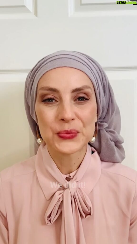 Susan Carland Instagram - One of the things I look back on in my life with the most gratitude are the times people went out of their way to help me, for no benefit to them, because in their past, someone had helped them in the same way. A kind of beautiful, generous relay race. . I try to help people out in the areas I've benefited from the input of others too, like when I tell people about great restaurants or cool TV shows or new chip flavours. Meaningful stuff like that. . But you want to know the most meaningful, generous, and more life-changing-than-a-new-chip-recommendation thing you can do for someone else right now? Because you benefited from it, and you can't pay it back, but you CAN pay it forward? . Donate $5 and cover the full double COVID vaccination of someone overseas in a low-income country that's really struggling to get its COVID vaccinations where they need to be. Like Syria, where only 2.8% of the population is vaccinated. In Uganda, it's 0.9%. Friends, let that sink in: 0.9% . You and I? We got our vax for free and we get to live with all the safety and benefit of the really high vax rate in Australia. That disparity isn't fair, but we can help change it. Next time you're enjoying your $5 lockdown-free latte, celebrate being out and about by kicking in $5 for someone to get vaxxed too! . You can be part of this beautiful, generous relay race with @unicefaustralia and pay forward someone's COVID vax. I'm going to kick in because I genuinely feel passionate about this, and I would love it if you would join me too! Link is in my bio. #GiveTheWorldAShot