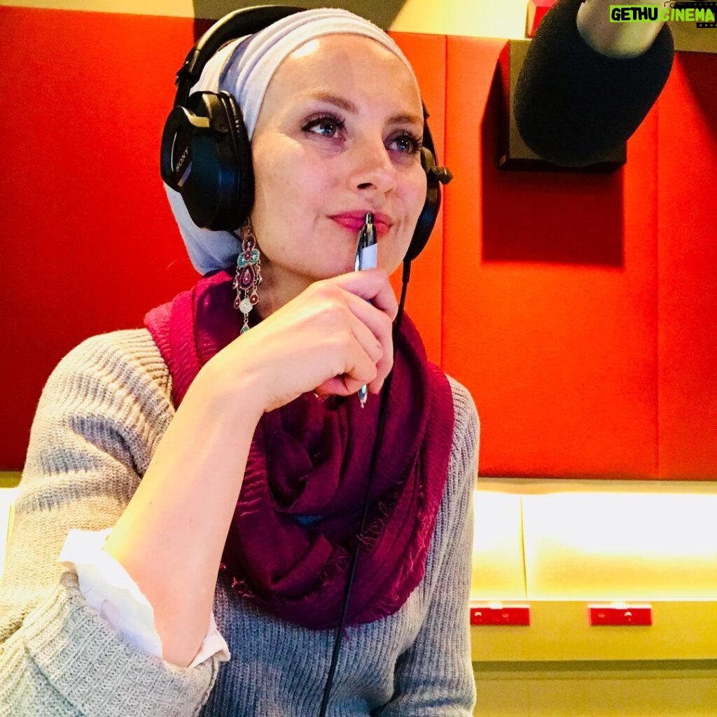 Susan Carland Instagram - Ace week hosting Afternoons on @abcinmelbourne this week! My favourite SMS was the one from a listener who told me off for my grammar (I finished a sentence with a preposition). Never change, ABC listeners. ❤️