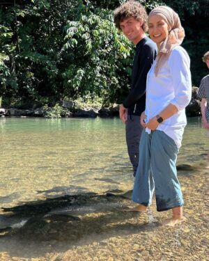 Susan Carland Instagram - Having a hideous time leading a study tour to Borneo with @monash.arts @monash_uni 

.
Terrible and stressful at all times
.

(Assaulted by fish pic 2. #violence)
