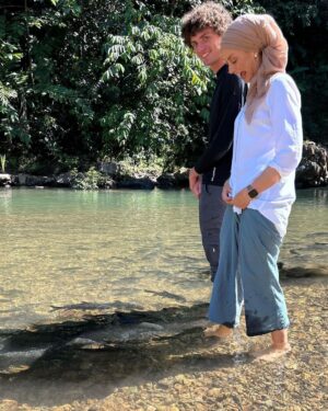 Susan Carland Instagram - Having a hideous time leading a study tour to Borneo with @monash.arts @monash_uni 

.
Terrible and stressful at all times
.

(Assaulted by fish pic 2. #violence)