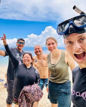 Susan Carland Instagram - Having a hideous time leading a study tour to Borneo with @monash.arts @monash_uni 

.
Terrible and stressful at all times
.

(Assaulted by fish pic 2. #violence)