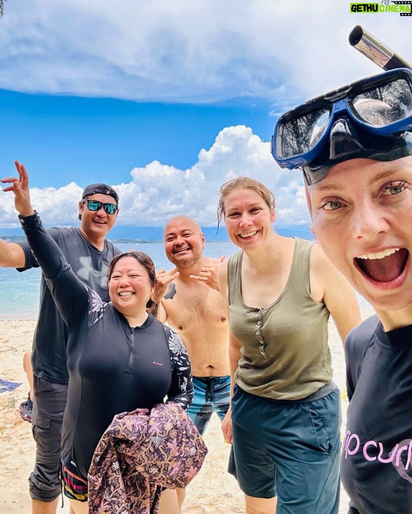 Susan Carland Instagram - Having a hideous time leading a study tour to Borneo with @monash.arts @monash_uni . Terrible and stressful at all times . (Assaulted by fish pic 2. #violence) Sabah, Malaysia