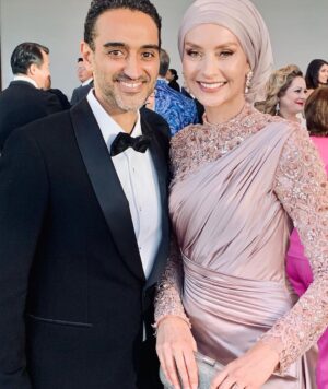Susan Carland Instagram - Hello from LA! So great to attend the G’day USA gala hosted by the AAA last night, where Waleed was MC! It’s a night that celebrates the relationship between the arts industries in Aus and the US, and one of the highlights of the night was when they brought out piles of Tim Tams to every table. Now friends, I don’t want to alarm anyone but I noticed at the end of the night that someone (can only have been an American, as no Australian would ever) had taken one bite of the Tim Tam and LEFT THE REST ON THE TABLE. This can only be seen as an act of aggression and possibly war from what was once a great ally and I’m sure urgent talks are under way.
ANYWAY. My dress is by none other than @aleemyusufcouture, make up was by @giigiisbeauty and in that last picture? You see me gazing absolutely adoringly at my husband. I know. Too much 🤷‍♀️