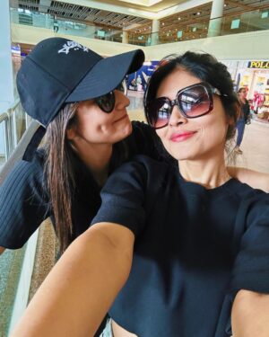 Susmita Chatterjee Instagram - I swear we didn't plan this 
🖤

#twining #bali #indonesia