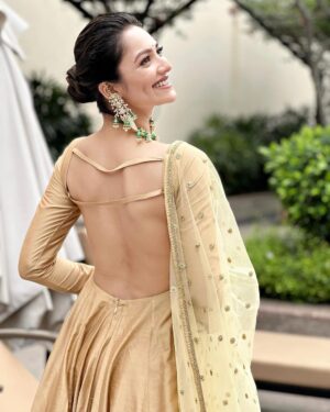 Susmita Chatterjee Instagram - Smile, because today you are a lot stronger than you were yesterday… 

Wearing @fashiondoctor_official 
Makeup & Hair @kajuguhaofficial