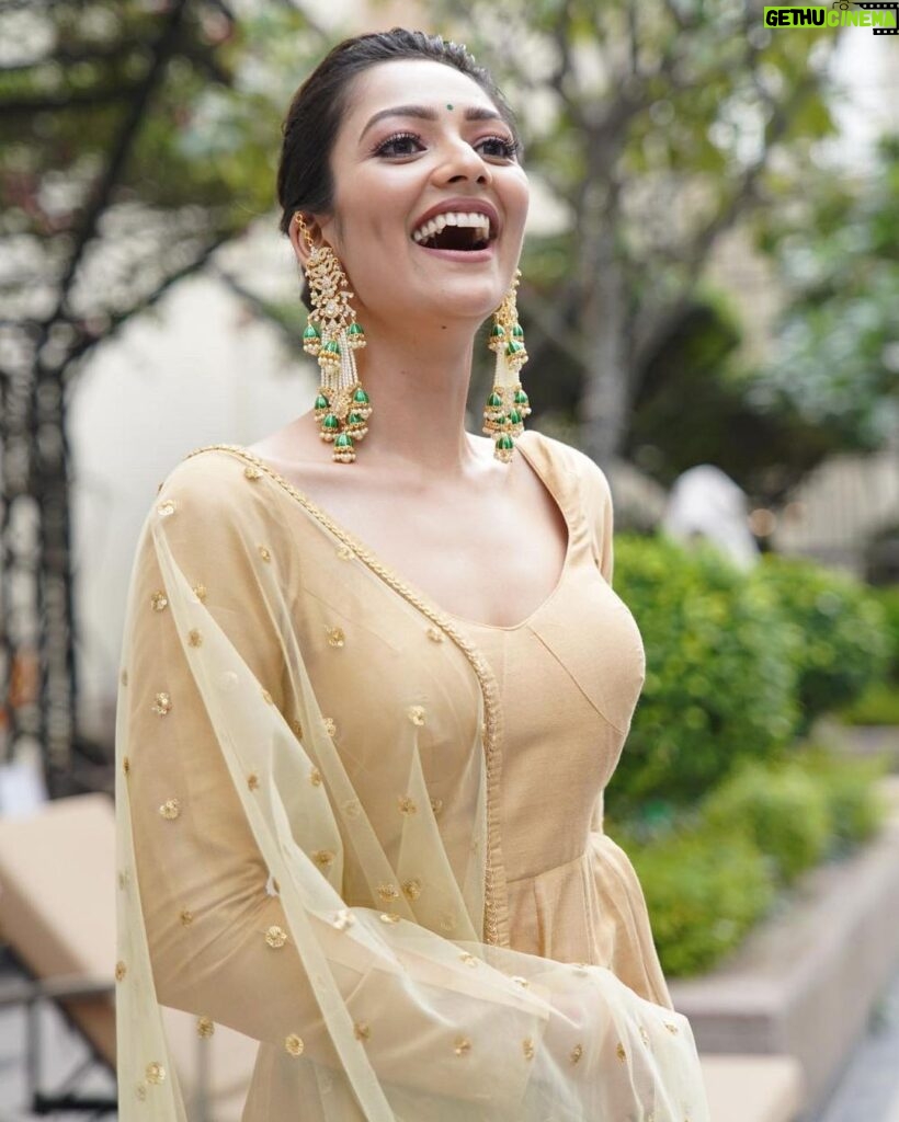 Susmita Chatterjee Instagram - Smile, because today you are a lot stronger than you were yesterday… Wearing @fashiondoctor_official Makeup & Hair @kajuguhaofficial