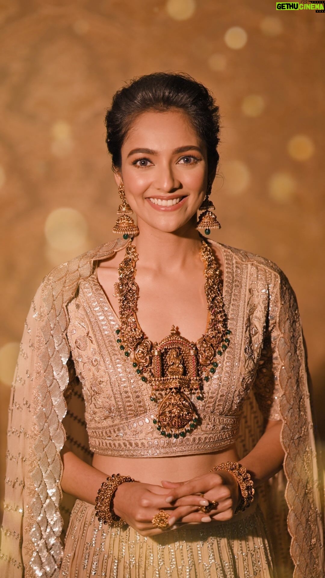 Susmita Chatterjee Instagram - Wishing everyone a Dhanteras filled with prosperity and cherished moments to light up your life. π β¨Add glimmer to your festivities with B.C.Sen Jewellersβ newest βππ‘ππ§ππ₯ππ€π¬π‘π¦π’ ππ¨π₯π₯ππππ’π¨π§β inspired by the divinity of Goddess Lakshmi. Follow @bcsenjewellers to explore this intricately handcrafted collection. Visit your nearest B.C.Sen Jewellers showroom and avail Exclusive Dhanteras Offers valid till 12th November 2023. β¨ FLAT 25% OFF on making charges of Gold Jewellery β¨ FLAT 10% OFF on Diamonds and other Precious Gems β¨ Free Gold coin* on every purchase of jewellery above Rs. 10,000 β¨ Exchange old Gold for new hallmarked Gold jewellery