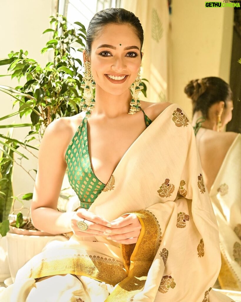 Susmita Chatterjee Instagram - सूरजमुखी 🌻 M&H @kajuguhaofficial Wearing @saarangsareeskolkata Styled by @fashiondoctor_official 📸 @sourav.dutta.kolkata