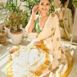 Susmita Chatterjee Instagram – सूरजमुखी 🌻

M&H @kajuguhaofficial 
Wearing @saarangsareeskolkata 
Styled by @fashiondoctor_official 
📸 @sourav.dutta.kolkata