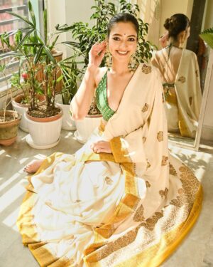 Susmita Chatterjee Instagram - सूरजमुखी 🌻

M&H @kajuguhaofficial 
Wearing @saarangsareeskolkata 
Styled by @fashiondoctor_official 
📸 @sourav.dutta.kolkata