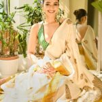 Susmita Chatterjee Instagram – सूरजमुखी 🌻

M&H @kajuguhaofficial 
Wearing @saarangsareeskolkata 
Styled by @fashiondoctor_official 
📸 @sourav.dutta.kolkata
