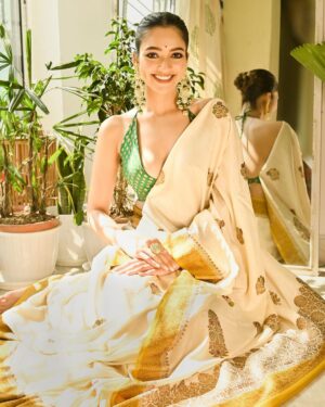 Susmita Chatterjee Instagram - सूरजमुखी 🌻

M&H @kajuguhaofficial 
Wearing @saarangsareeskolkata 
Styled by @fashiondoctor_official 
📸 @sourav.dutta.kolkata