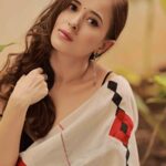 Suzanna Mukherjee Instagram - ♠️♥️🖤♦️♣️ Shot by @amitkhannaphotography Makeup/Hair @makeupbyanshu #suzannamukherjee #sareelove #photomusings #theartistsway #actorslife
