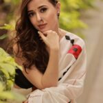 Suzanna Mukherjee Instagram - Rani .. just taking a minute off on a Rocky road 🧘‍♀️ Shot by @amitkhannaphotography Makeup/Hair @makeupbyanshu #suzannamukherjee #sareelove #raniaurranikipremkahani