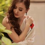 Suzanna Mukherjee Instagram - Rani .. just taking a minute off on a Rocky road 🧘‍♀️ Shot by @amitkhannaphotography Makeup/Hair @makeupbyanshu #suzannamukherjee #sareelove #raniaurranikipremkahani