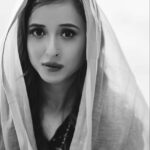 Suzanna Mukherjee Instagram - Wabi- sabi 🩶 Shot by @amitkhannaphotography Makeup/hair @makeupbyanshu #suzannamukherjee #greyaesthetic #blackandwhitephotography
