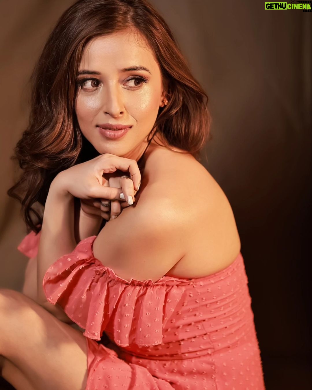 Suzanna Mukherjee Instagram - Perception of what's beautiful has unfortunately nothing to do with beauty 💓 📸 @amitkhannaphotography Makeup/hair @makeupbyanshu #suzannamukherjee #amitkhannaphotography #beatyperception #love #neverinpink #photomusings #photography #artistsoninstagram