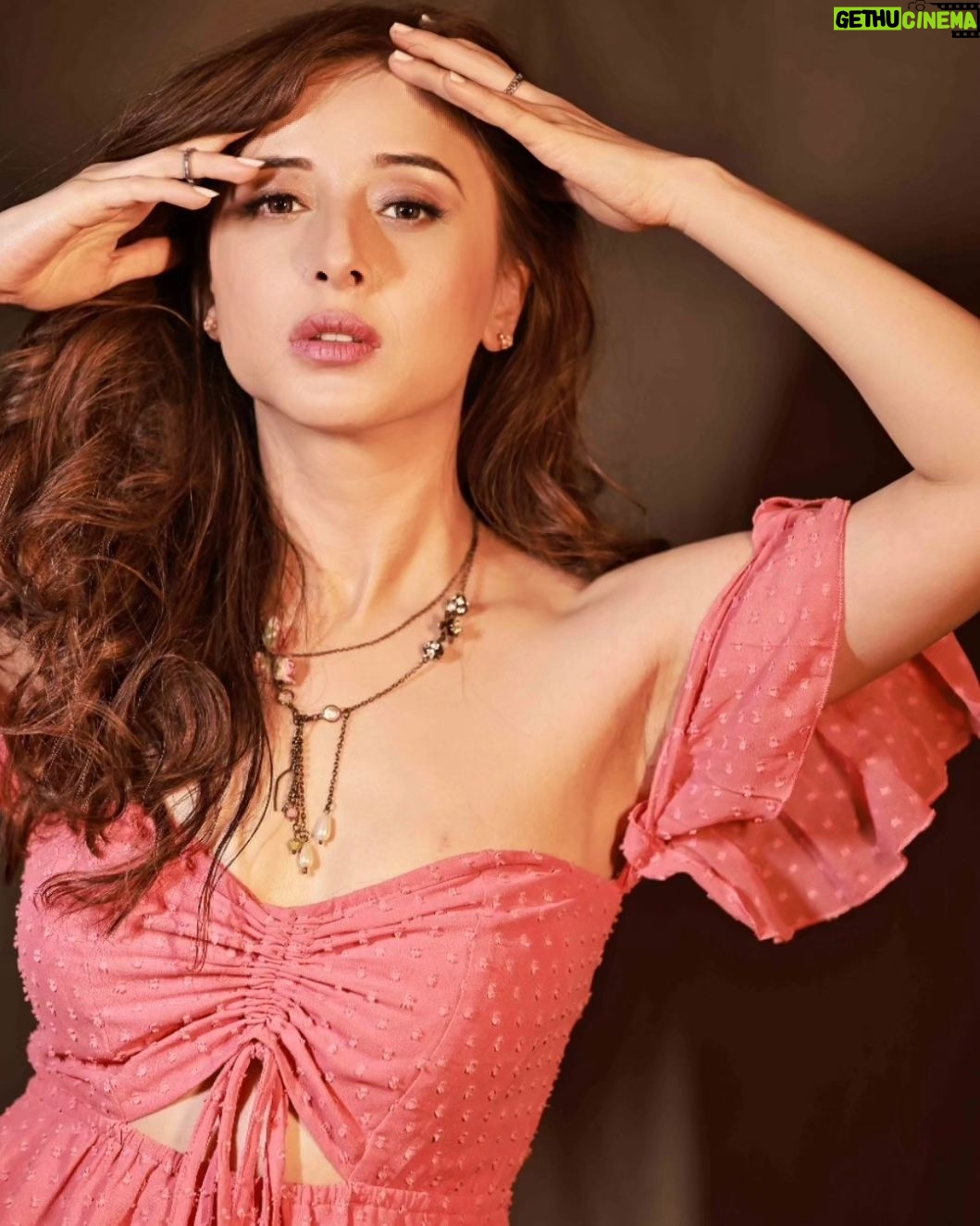 Suzanna Mukherjee Instagram - La vie en 🌹 📸 @amitkhannaphotography Makeup/hair @makeupbyanshu #kaalkootonjiocinema #Kaalkoot #suzannamukherjee #lavieenrose #neverinpink #peachaesthetic #photomusings #photographyeveryday #love #artistsoninstagram #rosegold