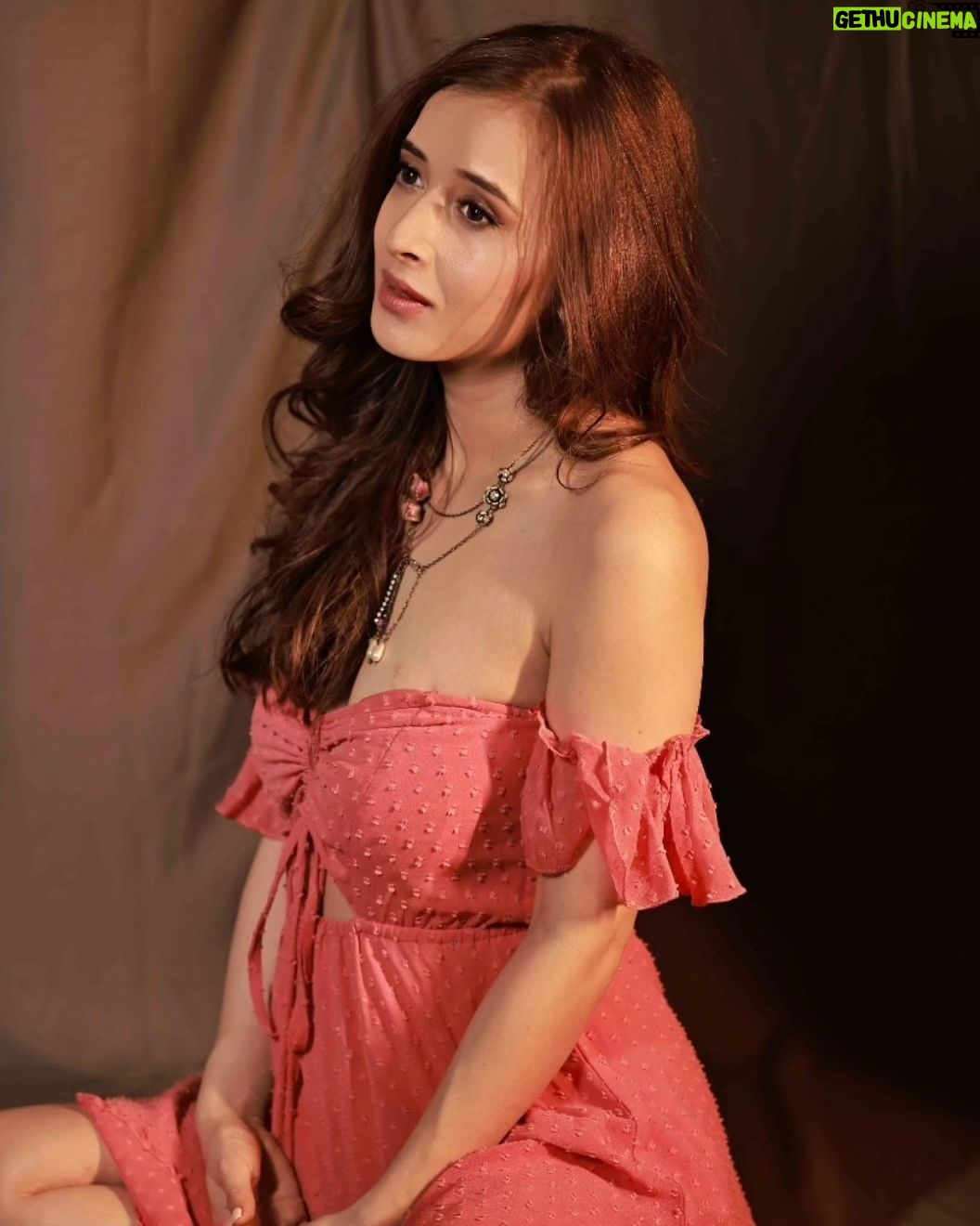 Suzanna Mukherjee Instagram - 💖 the only pink i can #ranipinktrends 📸@amitkhannaphotography Makeup/hair @makeupbyanshu #suzannamukherjee #notapinkperson #neverinpink #amitkhannaphotography #photomusings #photographylovers #potd #love #life #inthemoment #photographylife #actorslife #artistsoninstagram