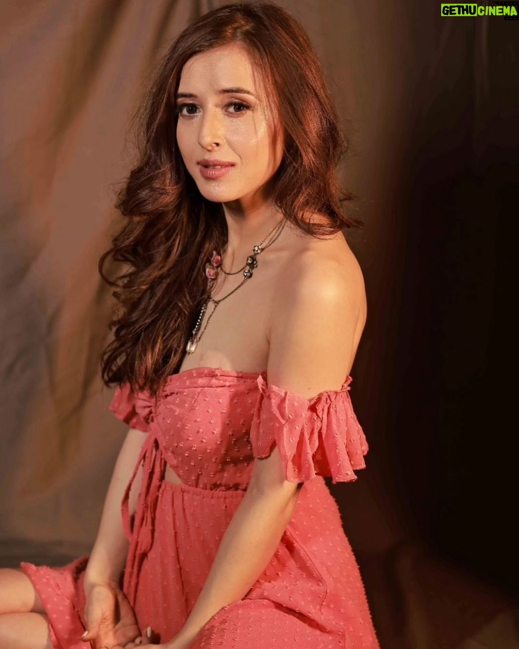 Suzanna Mukherjee Instagram - 💖 the only pink i can #ranipinktrends 📸@amitkhannaphotography Makeup/hair @makeupbyanshu #suzannamukherjee #notapinkperson #neverinpink #amitkhannaphotography #photomusings #photographylovers #potd #love #life #inthemoment #photographylife #actorslife #artistsoninstagram