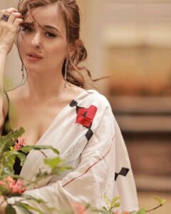 Suzanna Mukherjee Instagram - Happy = Pretty 💖 #simplemath My favourite 📸@amitkhannaphotography Make-up / Hair @makeupbyanshu #suzannamukherjee #photography #moodphotography #live #love #gratitude #indianfashion #saree #amitkhannaphotography #potd #picoftheday