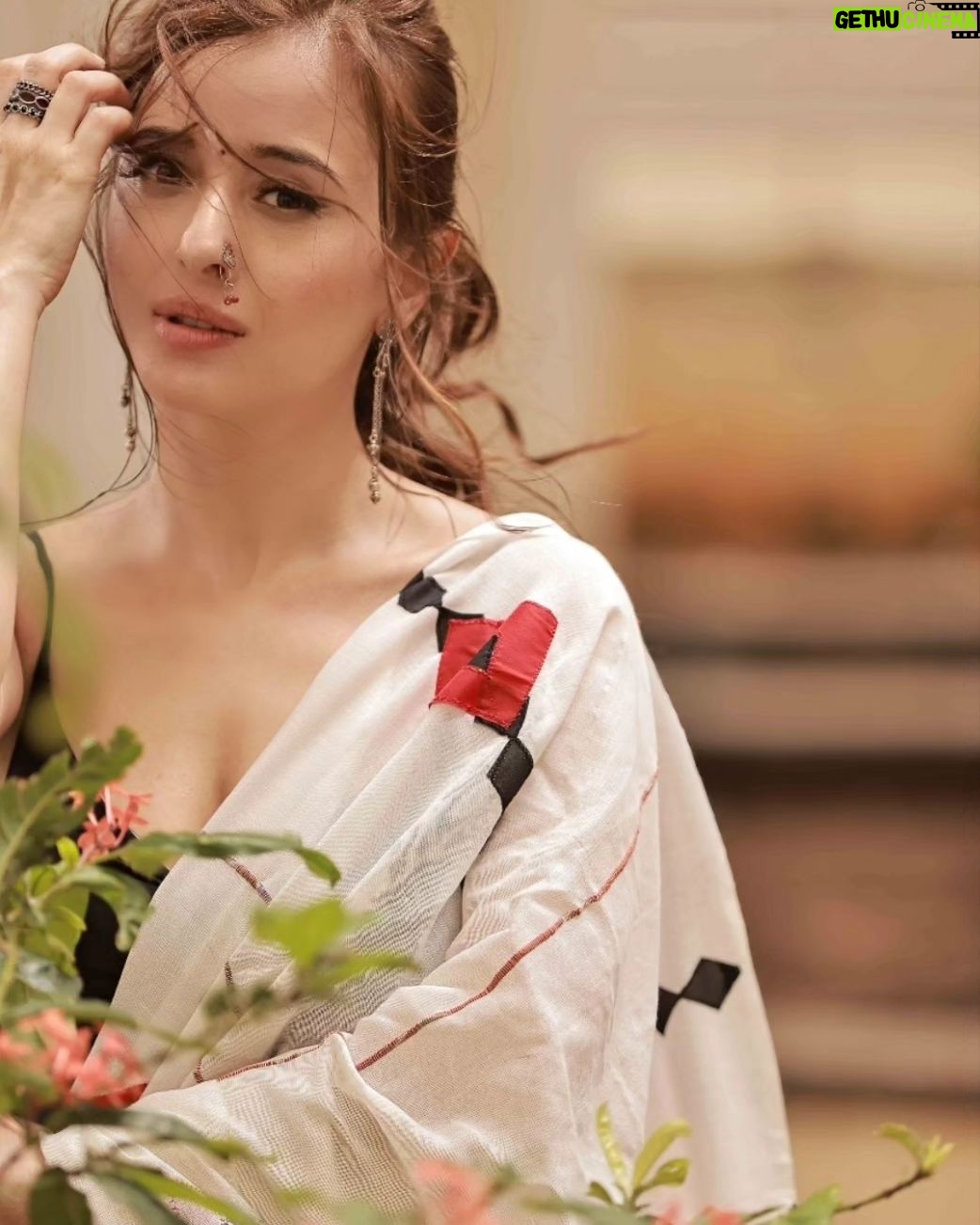 Suzanna Mukherjee Instagram - Happy = Pretty π #simplemath My favourite πΈ@amitkhannaphotography Make-up / Hair @makeupbyanshu #suzannamukherjee #photography #moodphotography #live #love #gratitude #indianfashion #saree #amitkhannaphotography #potd #picoftheday