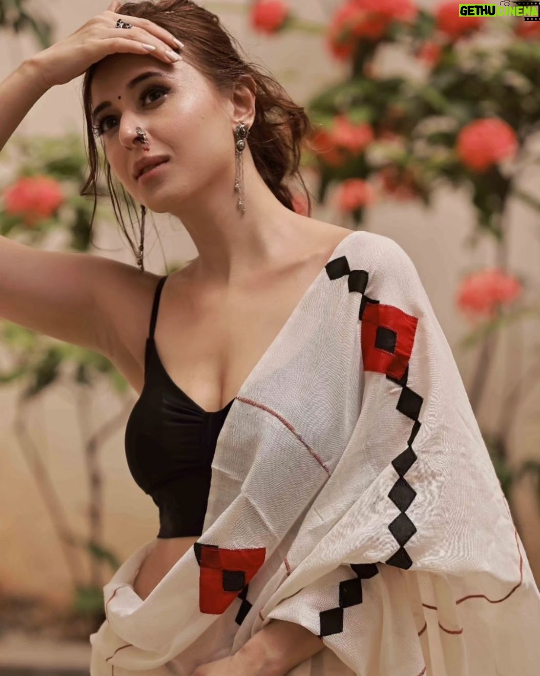 Suzanna Mukherjee Instagram - Happy = Pretty π #simplemath My favourite πΈ@amitkhannaphotography Make-up / Hair @makeupbyanshu #suzannamukherjee #photography #moodphotography #live #love #gratitude #indianfashion #saree #amitkhannaphotography #potd #picoftheday