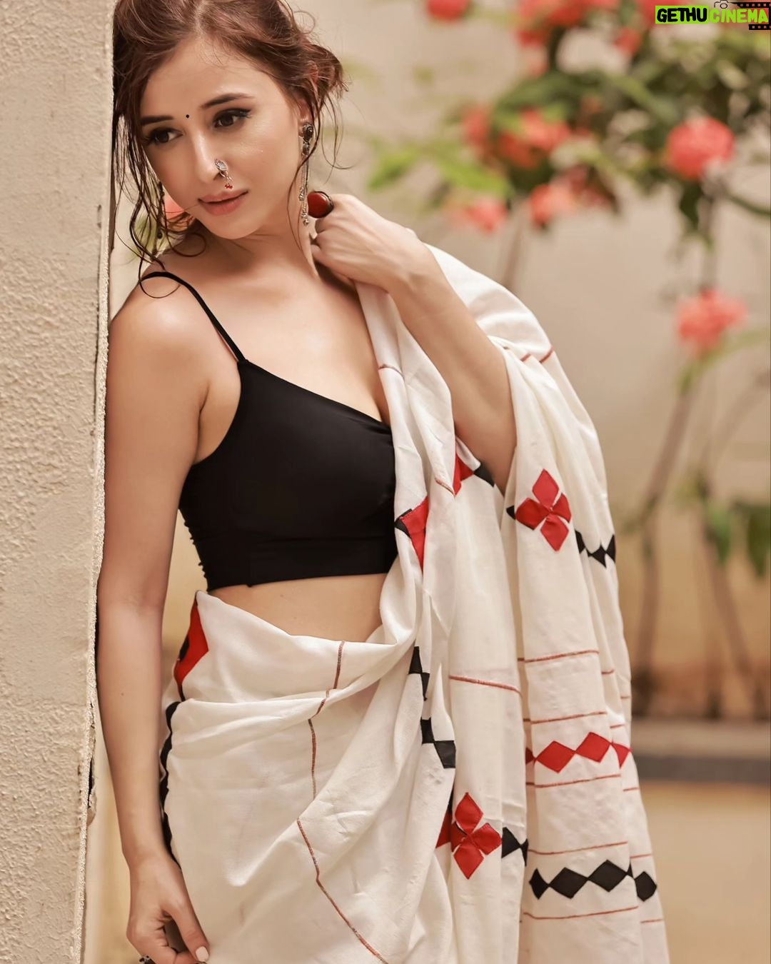 Suzanna Mukherjee Instagram - We are all trapped Some in their dreams Others in their desires π πΈ @amitkhannaphotography Makeup/hair @makeupbyanshu #suzannamukherjee #indianfashion #love #theartistsway #photography #picoftheday #potd #pictureperfect #amitkhannaphotography
