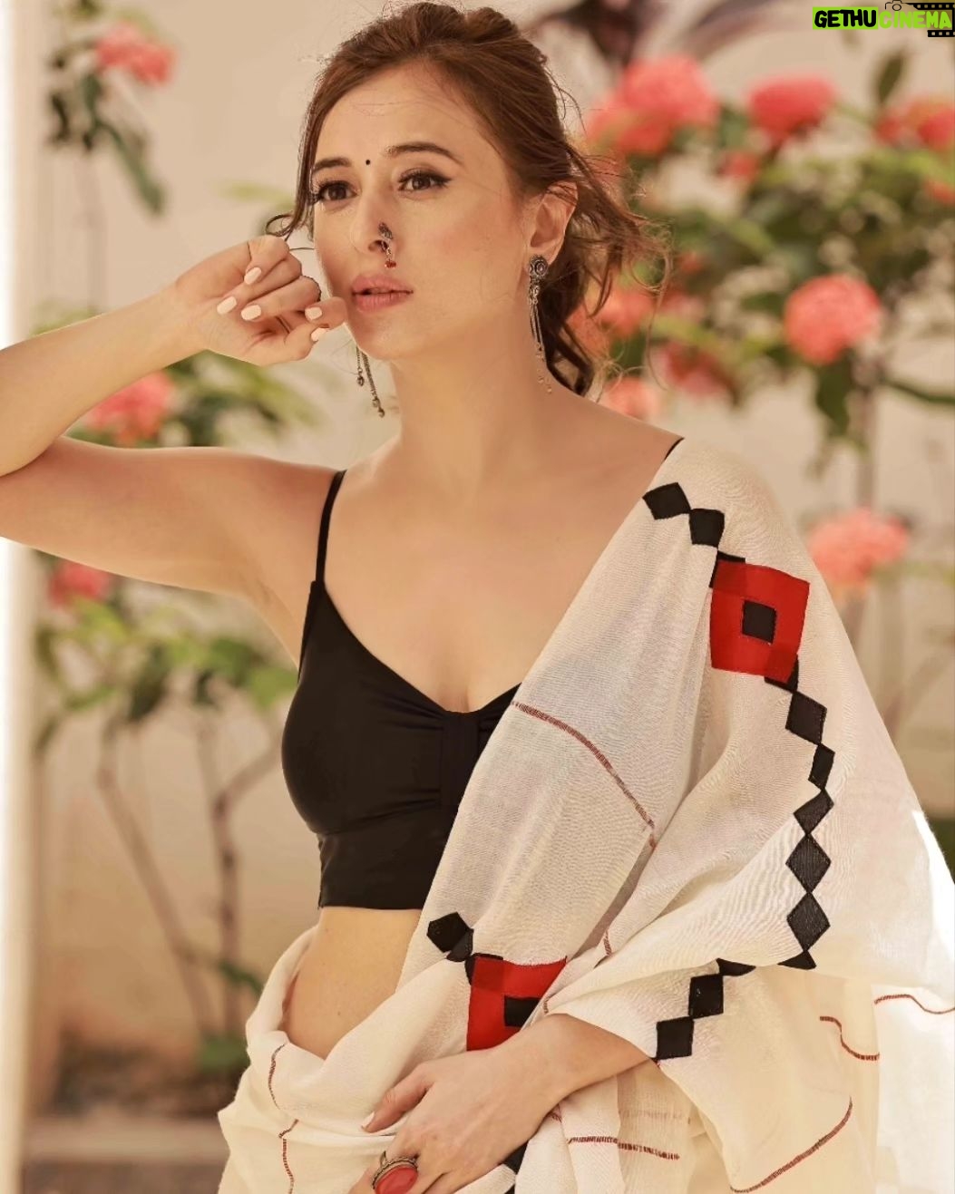 Suzanna Mukherjee Instagram - We are all trapped Some in their dreams Others in their desires π πΈ @amitkhannaphotography Makeup/hair @makeupbyanshu #suzannamukherjee #indianfashion #love #theartistsway #photography #picoftheday #potd #pictureperfect #amitkhannaphotography