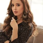 Suzanna Mukherjee Instagram - फिर क्या हुआ? 🪘 Shot by @amitkhannaphotography Makeup/hair @makeupbyanshu #suzannamukherjee #photomusings #og