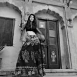 Suzanna Mukherjee Instagram - Wanderlust and desert dust 🤍 #suzannamukherjee #jaisalmer #rajasthandiaries #bts #palacelife