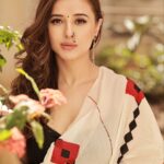 Suzanna Mukherjee Instagram - ♠️♥️🖤♦️♣️ Shot by @amitkhannaphotography Makeup/Hair @makeupbyanshu #suzannamukherjee #sareelove #photomusings #theartistsway #actorslife