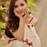 Suzanna Mukherjee Instagram - Rani .. just taking a minute off on a Rocky road 🧘‍♀️ Shot by @amitkhannaphotography Makeup/Hair @makeupbyanshu #suzannamukherjee #sareelove #raniaurranikipremkahani