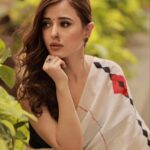 Suzanna Mukherjee Instagram - राधा राधा रटते जाए , प्रीत ना दूजी कोए | राधा में संसार बसे है , हम राधा के होए l Shot by @amitkhannaphotography Make-up/Hair @makeupbyanshu #suzannamukherjee #raniaurranikipremkahani #happyjanmashtami #photographyeveryday #moodphotography #love #rainspiration