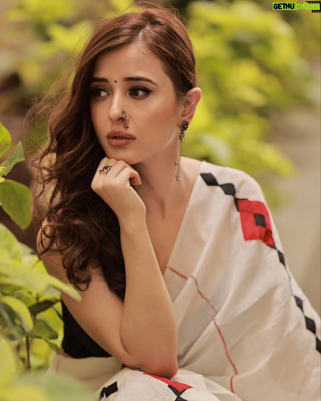 Suzanna Mukherjee Instagram - राधा राधा रटते जाए , प्रीत ना दूजी कोए | राधा में संसार बसे है , हम राधा के होए l Shot by @amitkhannaphotography Make-up/Hair @makeupbyanshu #suzannamukherjee #raniaurranikipremkahani #happyjanmashtami #photographyeveryday #moodphotography #love #rainspiration