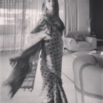 Suzanna Mukherjee Instagram - In the blur of time #suzannamukherjee #happyholidays #blurred #duggadugga #bengalithings
