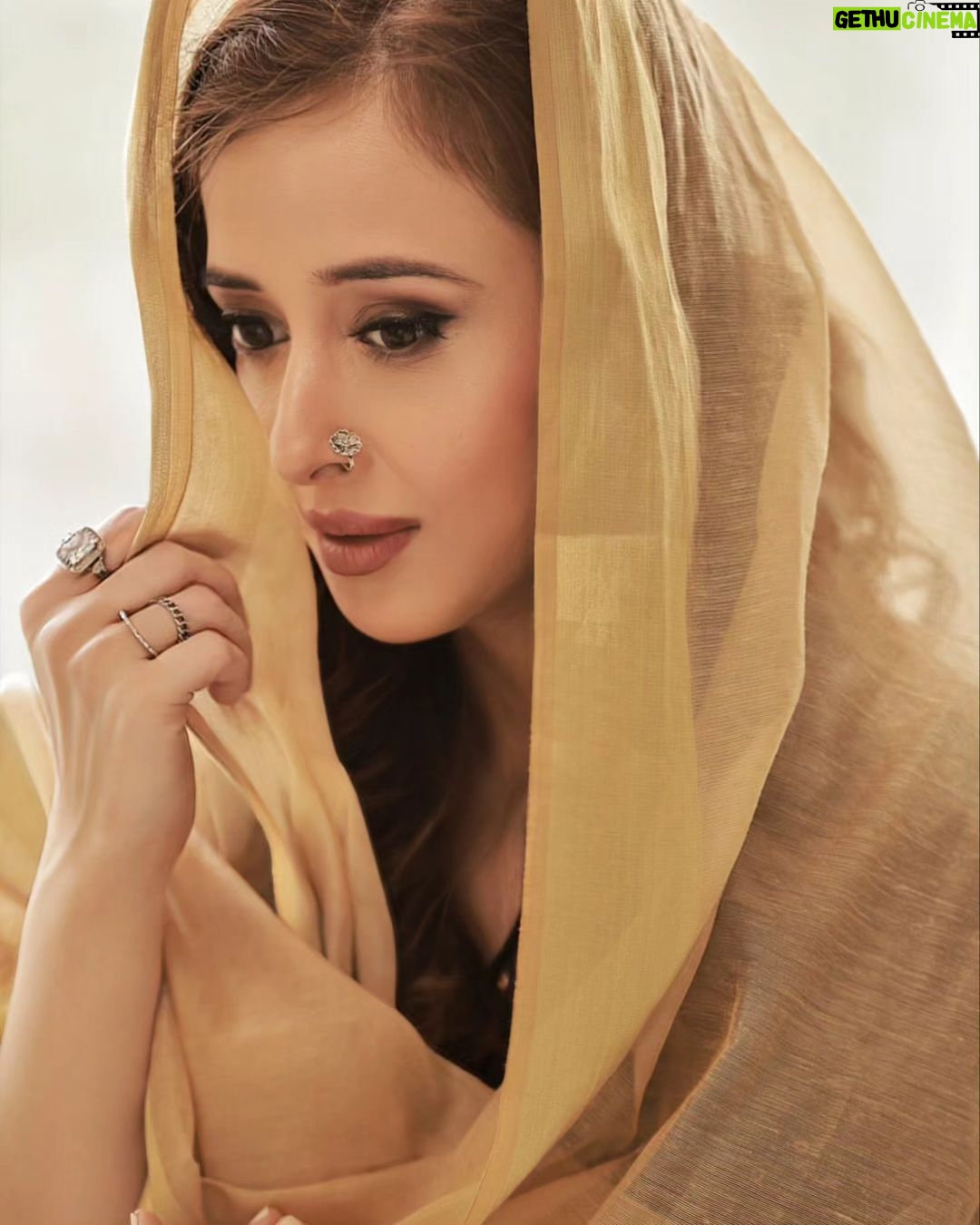 Suzanna Mukherjee Instagram - Woh kehta hai main us jaisi nahi, phir kyun mujh jaisa woh lagta hai 🌹 Shot by @amitkhannaphotography Makeup/hair @makeupbyanshu #suzannamukherjee #moodphotography #photographylife #theartistsway #veerzaara