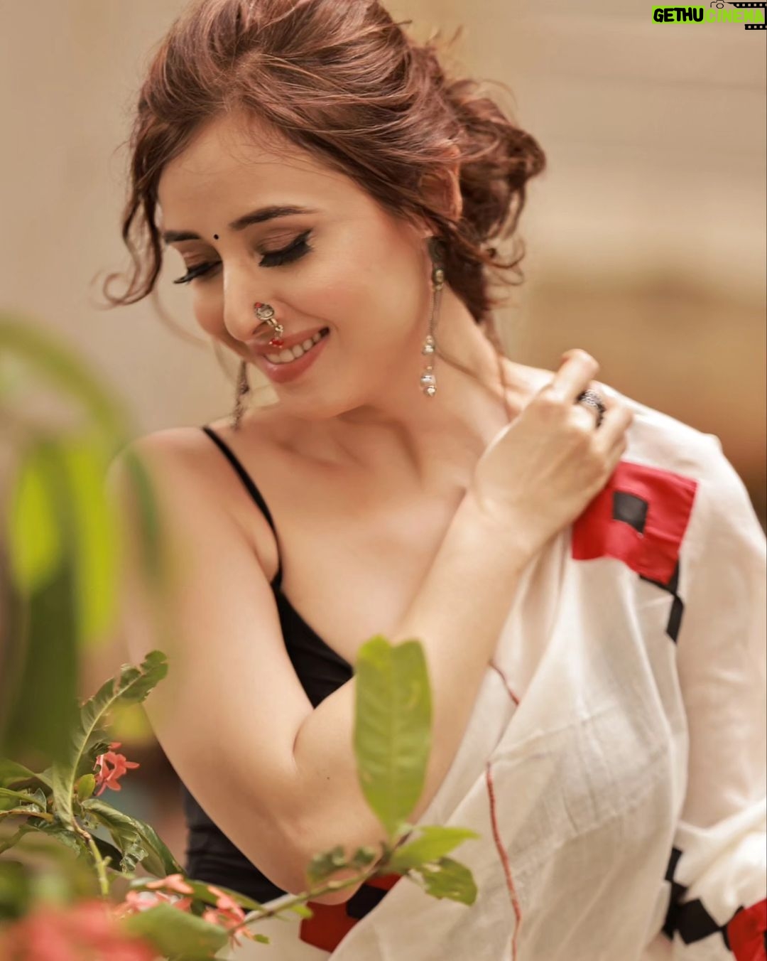 Suzanna Mukherjee Instagram - Happy = Pretty π #simplemath My favourite πΈ@amitkhannaphotography Make-up / Hair @makeupbyanshu #suzannamukherjee #photography #moodphotography #live #love #gratitude #indianfashion #saree #amitkhannaphotography #potd #picoftheday