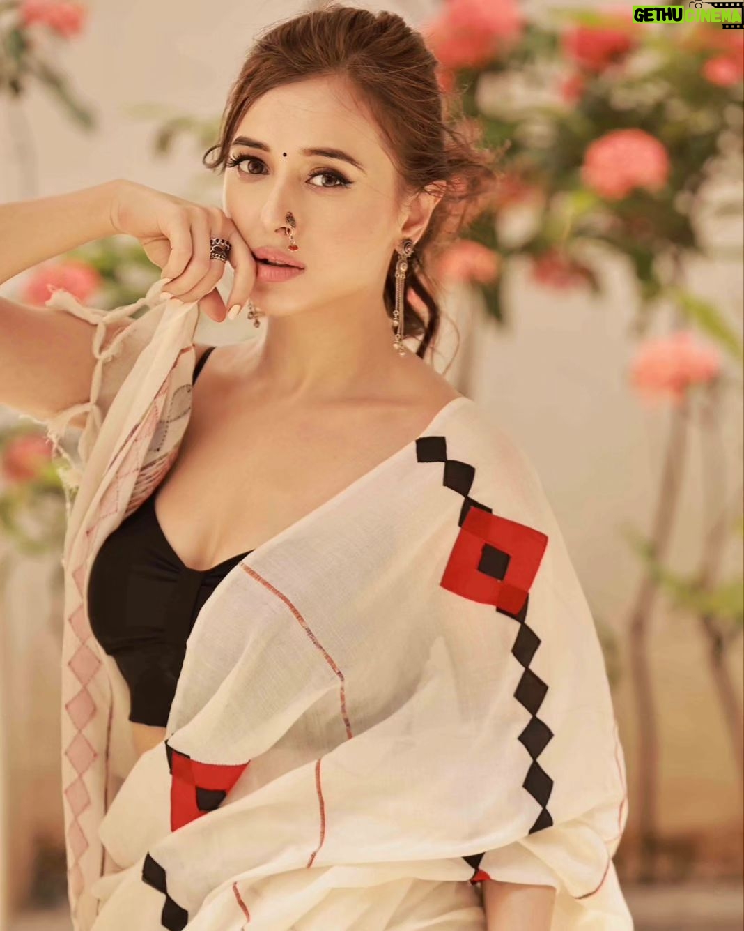 Suzanna Mukherjee Instagram - We are all trapped Some in their dreams Others in their desires π πΈ @amitkhannaphotography Makeup/hair @makeupbyanshu #suzannamukherjee #indianfashion #love #theartistsway #photography #picoftheday #potd #pictureperfect #amitkhannaphotography